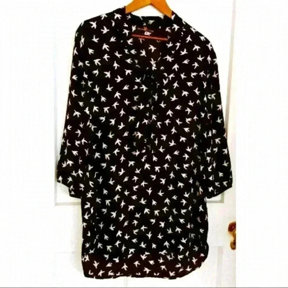 Mankova Tops - Canadian  Fashion Designed Shirt Size Med.